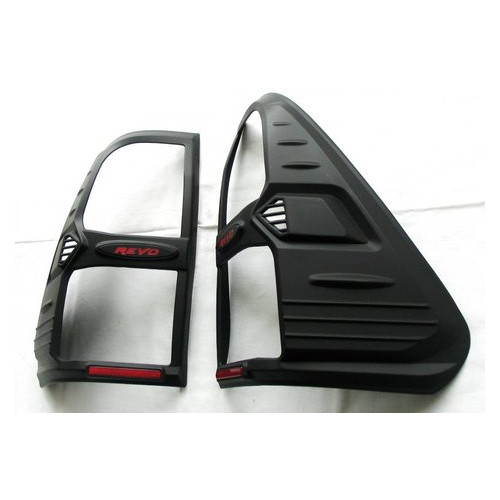 Toyota Hilux Revo 2014 накладки черные на задние фонари (TSTYHX-RTLC038) фото №5