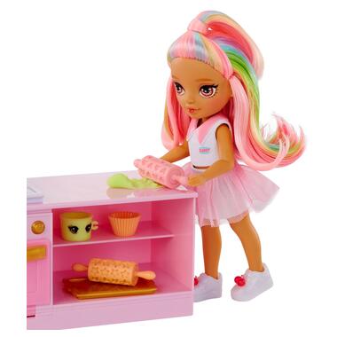 Игровой набор с куклой Rainbow High серии Littles Кондитерская Кэнди 522058  фото №5